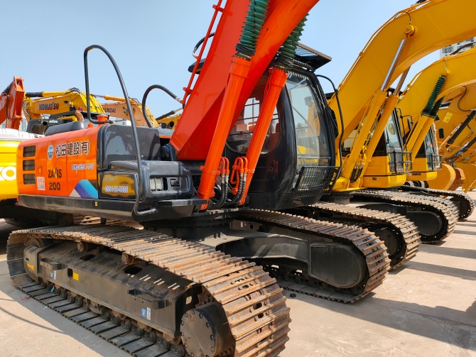 Hitachi ZX200 excavator 2012 model made in Japan in excellent working condition