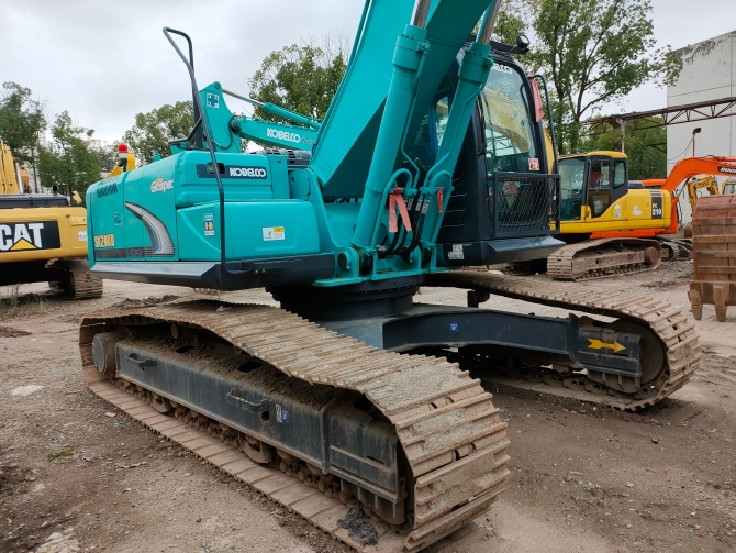 Kobelco SK260-8 excavator for sale, 2015 model, original paint, Japan-made, low hours.