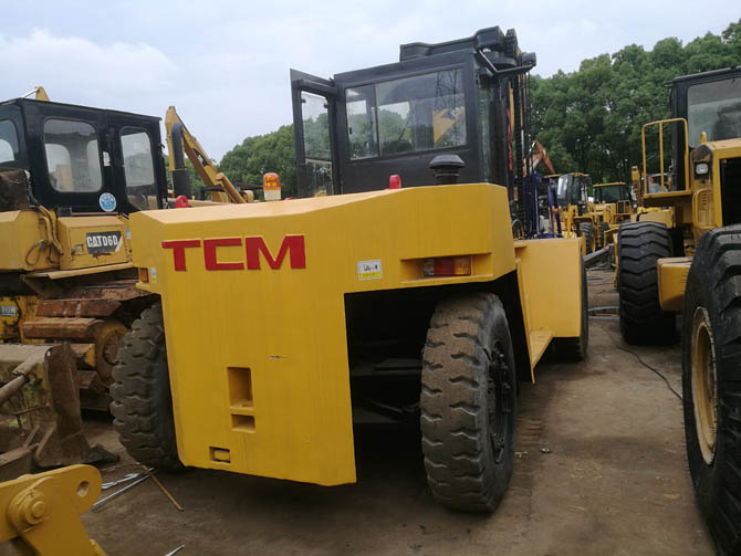 TCM FD200 20 ton forklift for sale in excellent working condition