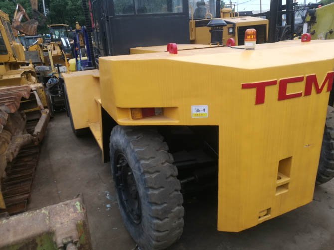 TCM FD200 20 ton forklift for sale in excellent working condition