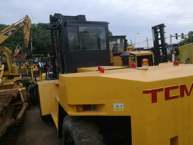 TCM FD200 20 ton forklift for sale in excellent working condition