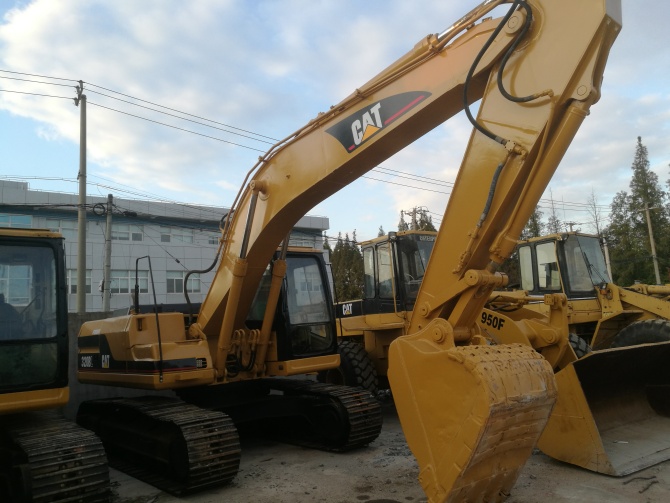 1998 Japan made Cat 320B excavator for sale in China in excellent working condition