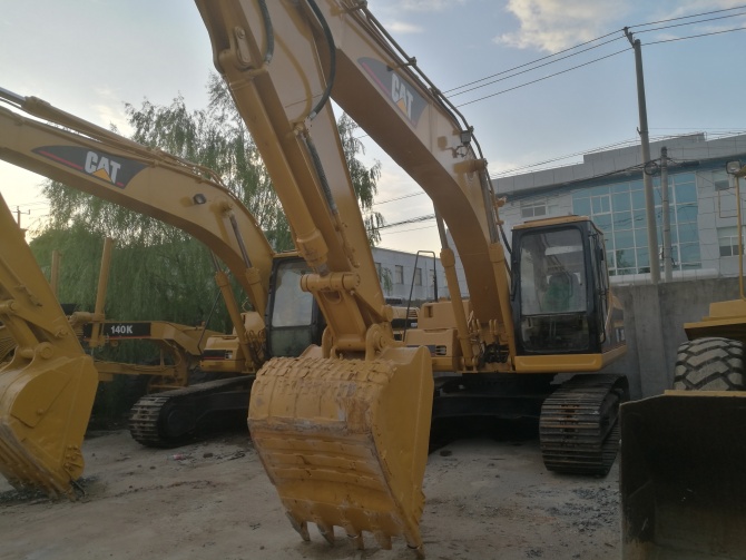 1998 Japan made Cat 320B excavator for sale in China in excellent working condition