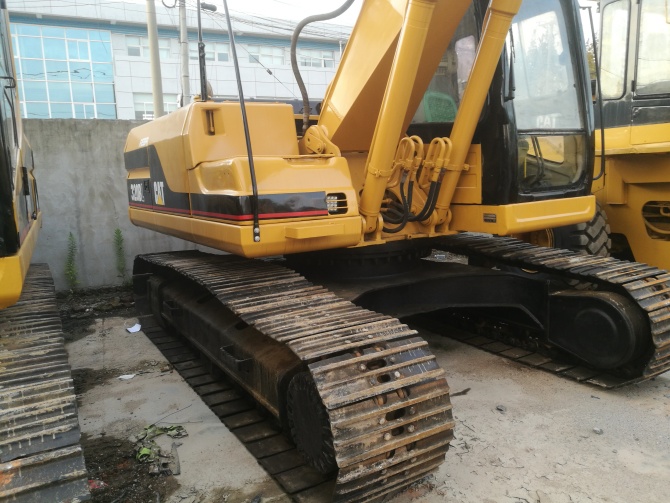 1998 Japan made Cat 320B excavator for sale in China in excellent working condition