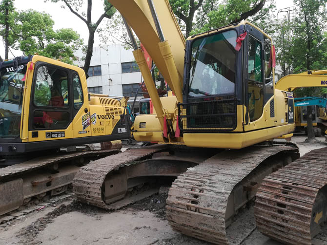 2011 Komatsu PC200-8 excavator made in Japan