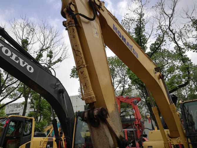 2011 Komatsu PC200-8 excavator made in Japan