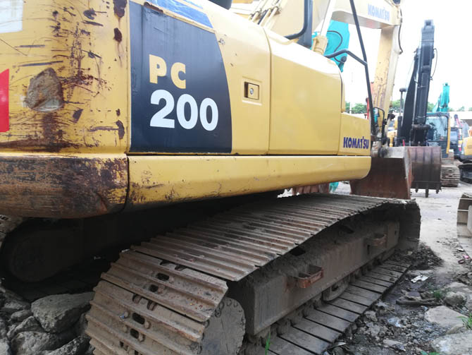 2011 Komatsu PC200-8 excavator made in Japan