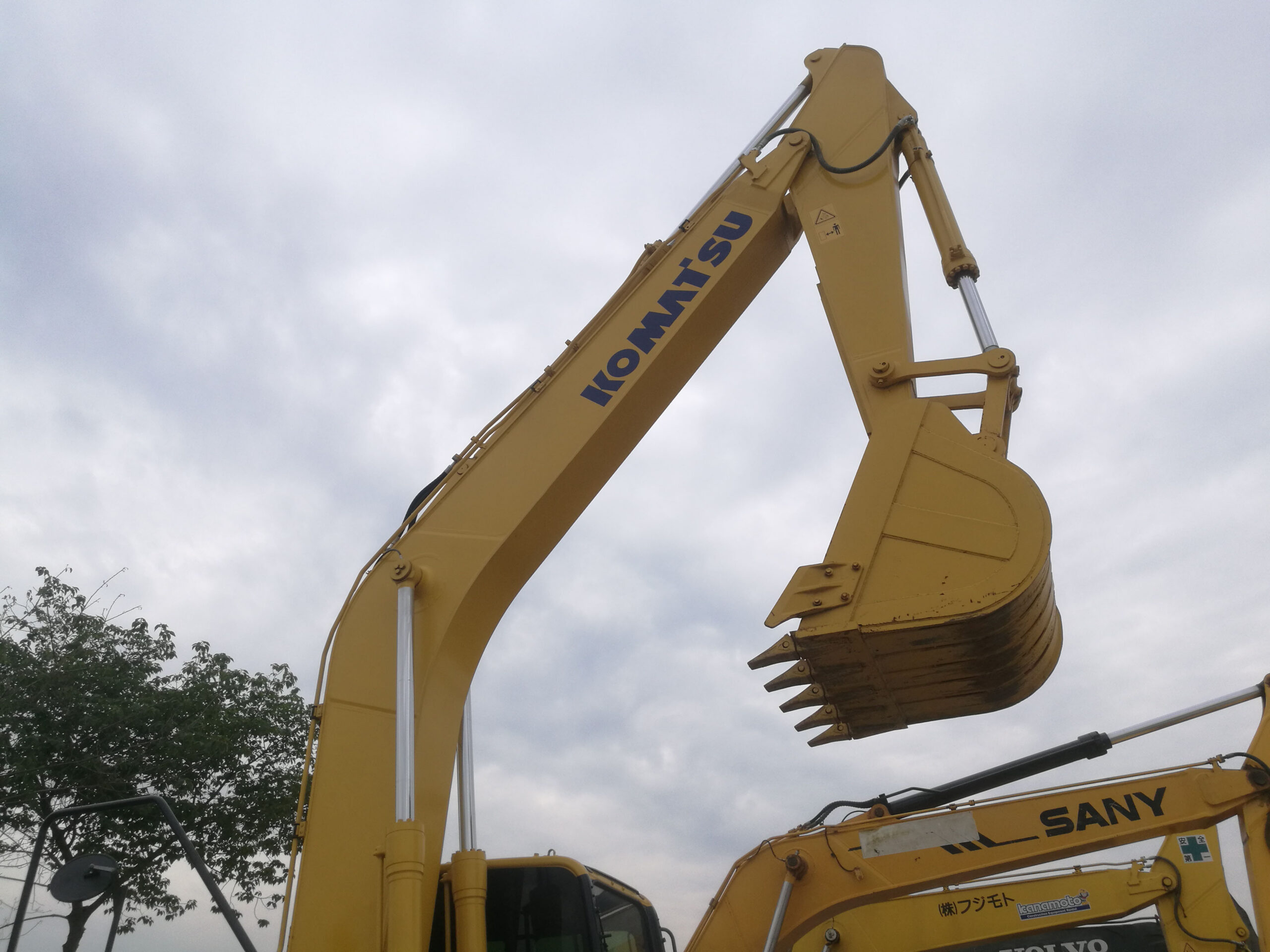 Komatsu PC220-8 excavator for sale with low hours made in Japan