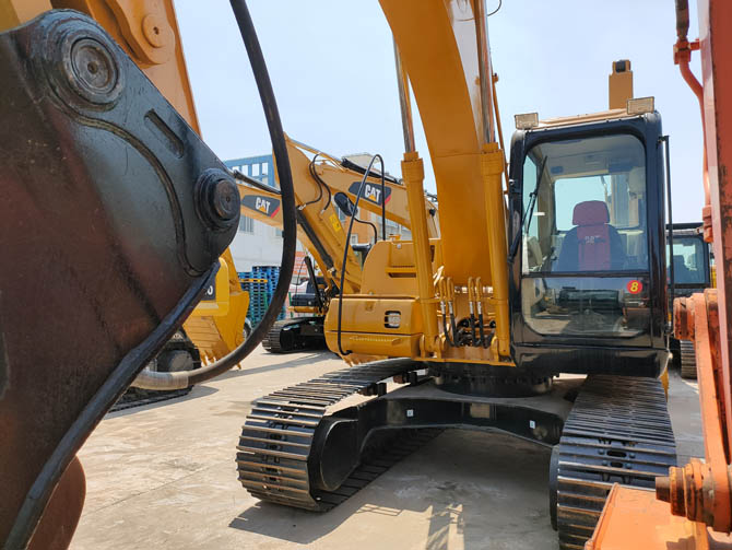 Cat 320 excavator with breaker attachment