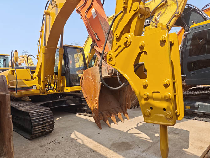2000 Cat 320BL excavator equipped with hydraulic breaker attachment