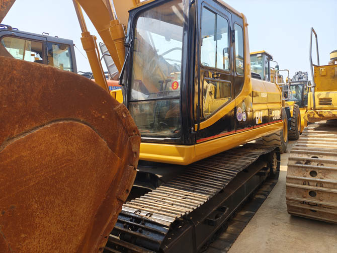 2000 Cat 320BL excavator equipped with hydraulic breaker attachment