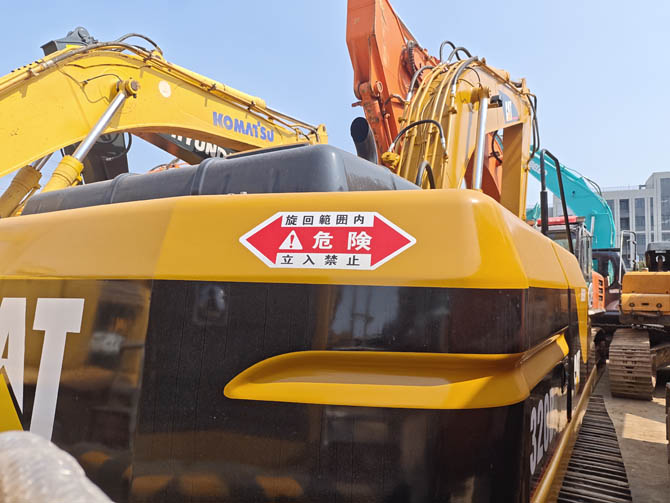 2000 Cat 320BL excavator equipped with hydraulic breaker attachment