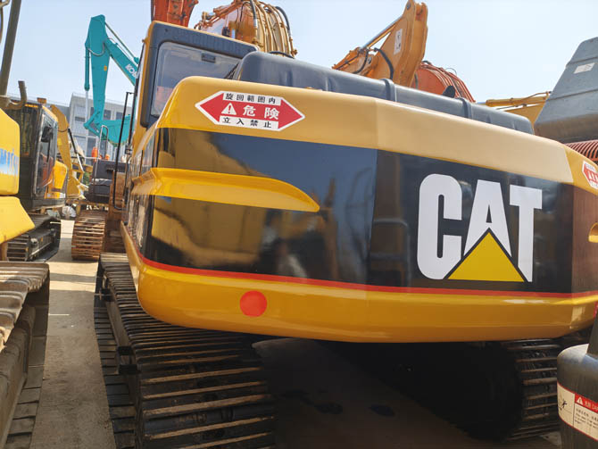 2000 Cat 320BL excavator equipped with hydraulic breaker attachment