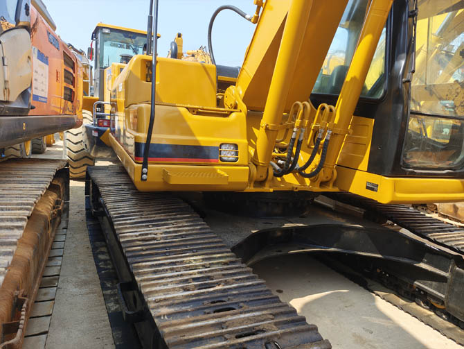 2000 Cat 320BL excavator equipped with hydraulic breaker attachment