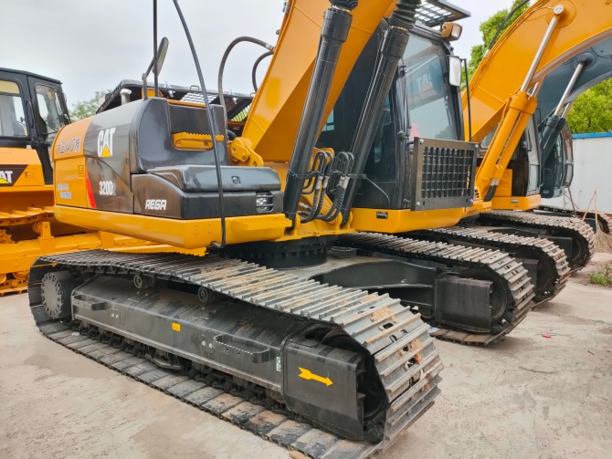 2019 Cat 320D2 excavator made in Japan in excellent working condition for sale