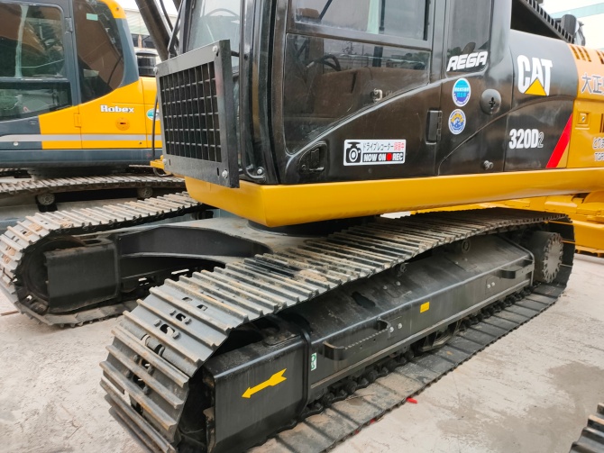 2019 Cat 320D2 excavator made in Japan in excellent working condition for sale