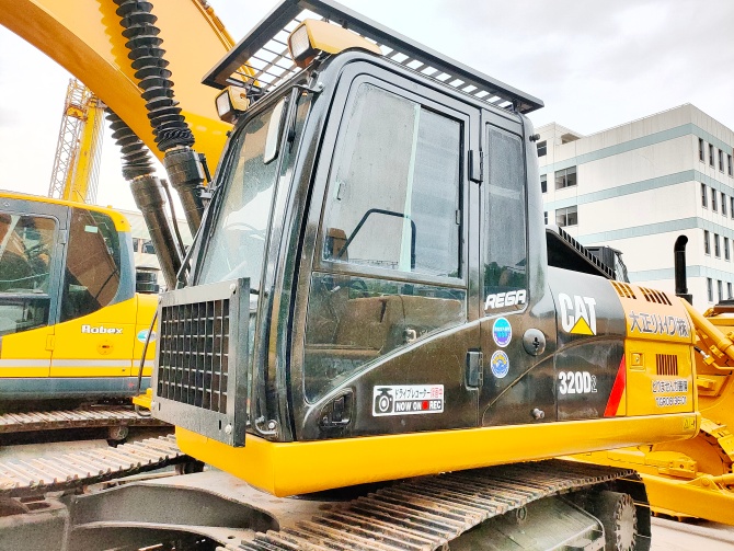2019 Cat 320D2 excavator made in Japan in excellent working condition for sale