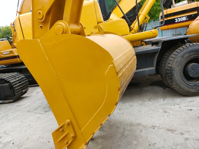 2019 Cat 320D2 excavator made in Japan in excellent working condition for sale