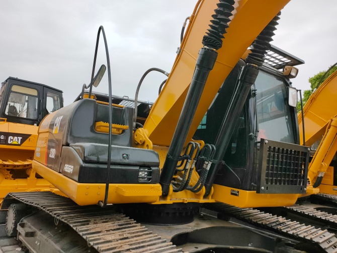 2019 Cat 320D2 excavator made in Japan in excellent working condition for sale