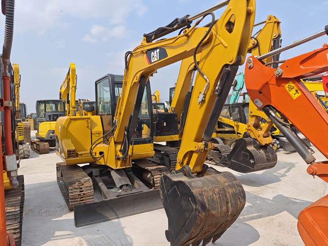Cat Mini Excavator 306 2014 model in good working condition