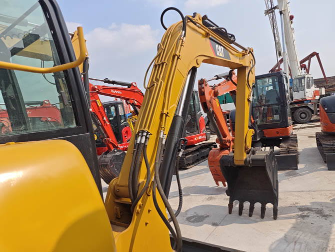Cat Mini Excavator 306 2014 model in good working condition