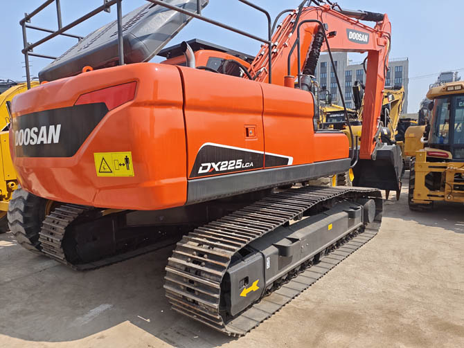 Doosan DX225 22 ton excavator 2014 model in excellent condition