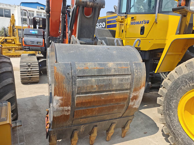 Doosan DX225 22 ton excavator 2014 model in excellent condition
