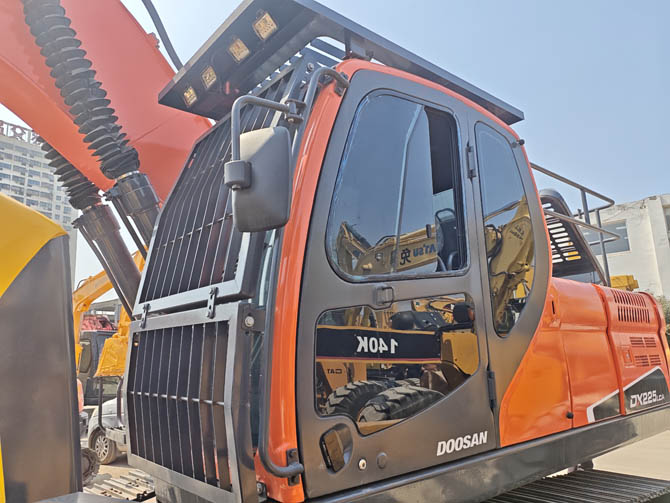 Doosan DX225 22 ton excavator 2014 model in excellent condition