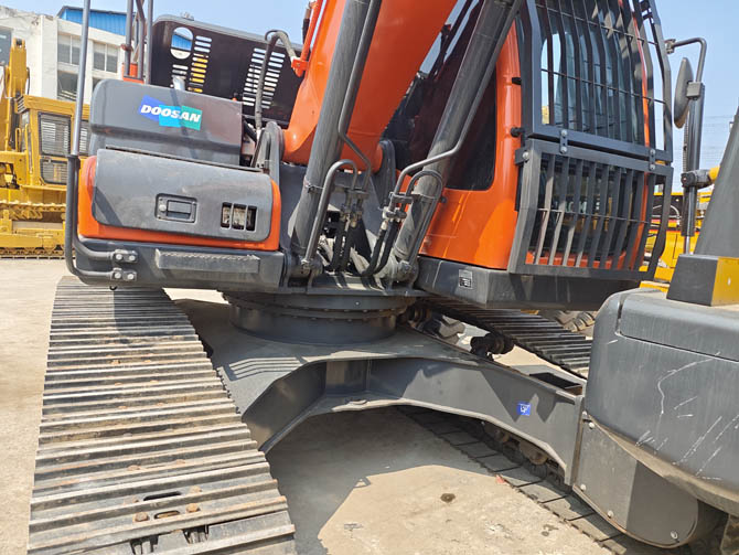 Doosan DX225 22 ton excavator 2014 model in excellent condition