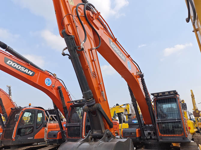Doosan DX225 excavator 2021 model low hours excellent condition