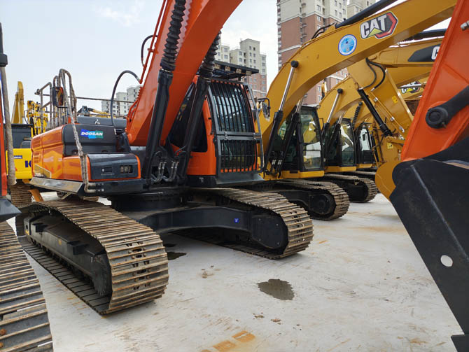 Doosan DX225 excavator 2021 model low hours excellent condition
