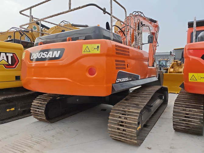 Doosan DX225 excavator 2021 model low hours excellent condition