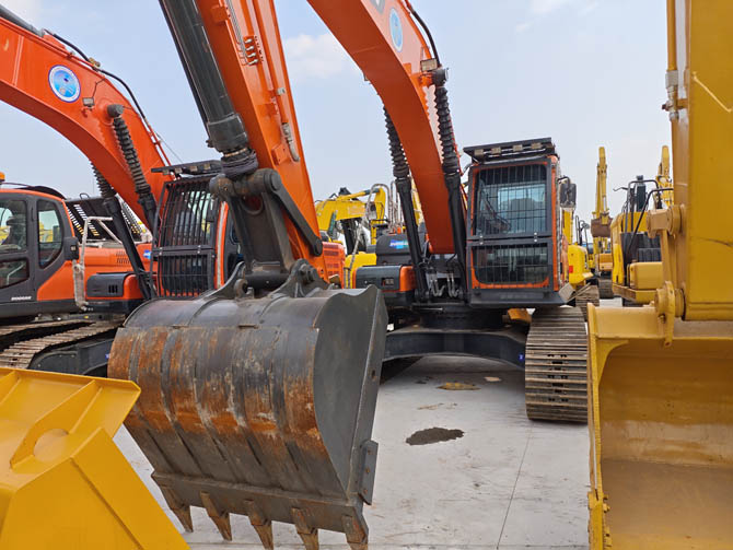 Doosan DX225 excavator 2021 model low hours excellent condition