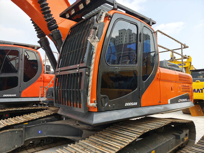 Doosan DX225 excavator 2021 model low hours excellent condition