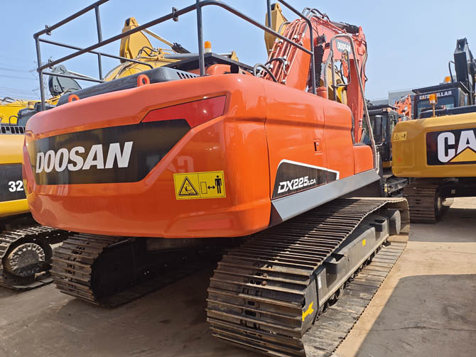 Doosan DX225LCA excavator for sale low hours Made in Korea excellent condition crawler excavator
