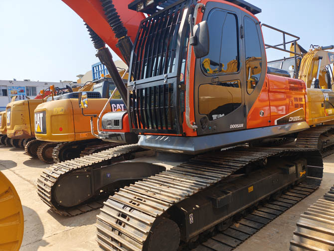 Doosan DX225LCA excavator for sale low hours Made in Korea excellent condition crawler excavator