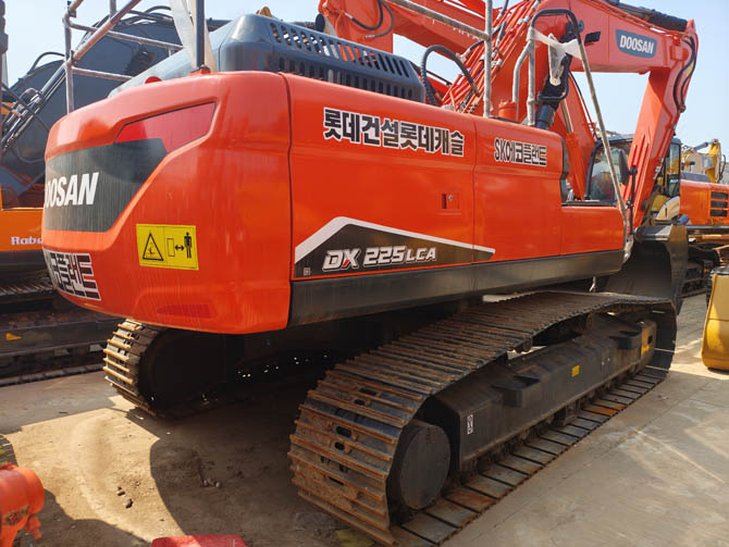2015 Doosan DX225 excavator in excellent condition