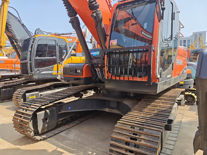 2015 Doosan DX225 excavator in excellent condition