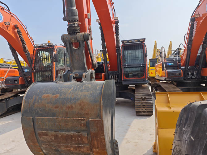 2014 Doosan DX225 excavator in excellent condition