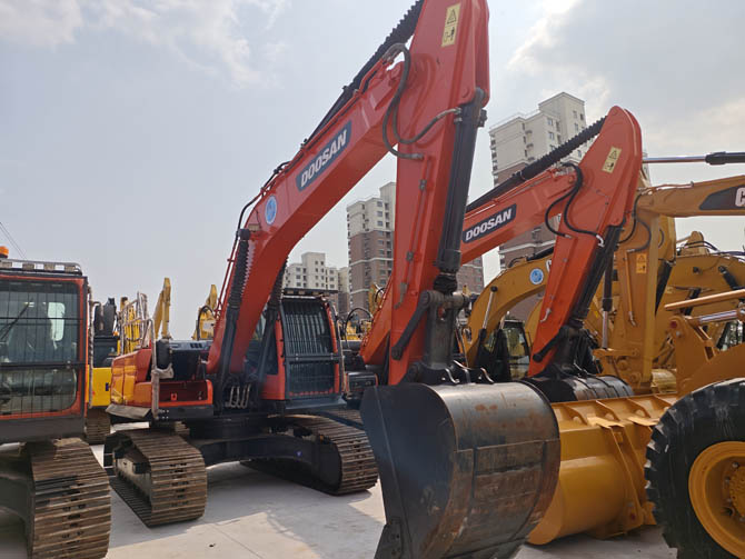 2014 Doosan DX225 excavator in excellent condition