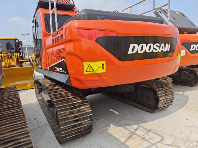 2014 Doosan DX225 excavator in excellent condition