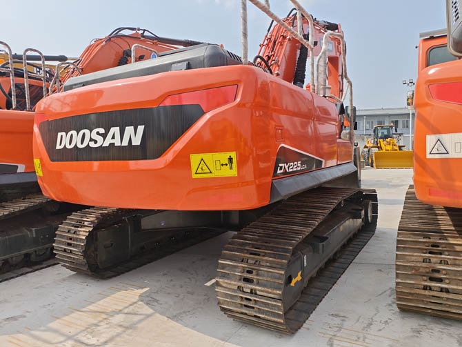 2014 Doosan DX225 excavator in excellent condition