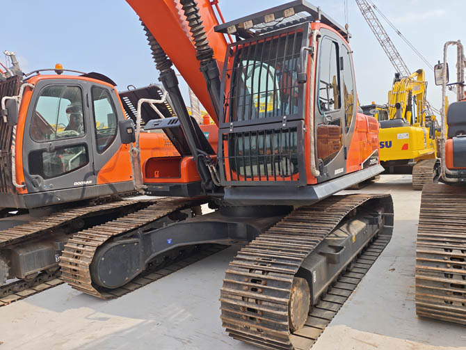 2014 Doosan DX225 excavator in excellent condition