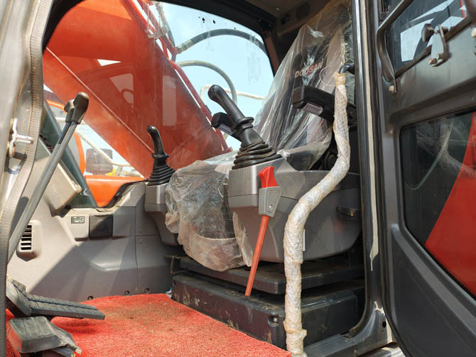 2014 Doosan DX225 excavator in excellent condition