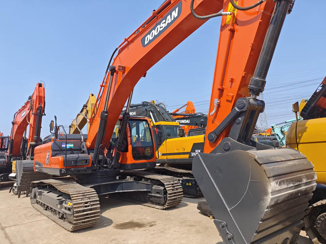 Used Doosan DX340LC excavator for sale low hours Made in Korea excellent condition
