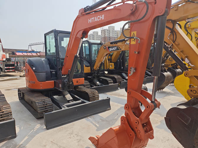 2017 Hitachi ZX55U Hitachi mini excavator in good condition, clean engine, made in Japan
