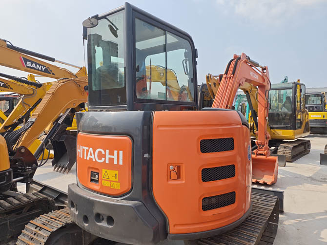 2017 Hitachi ZX55U Hitachi mini excavator in good condition, clean engine, made in Japan