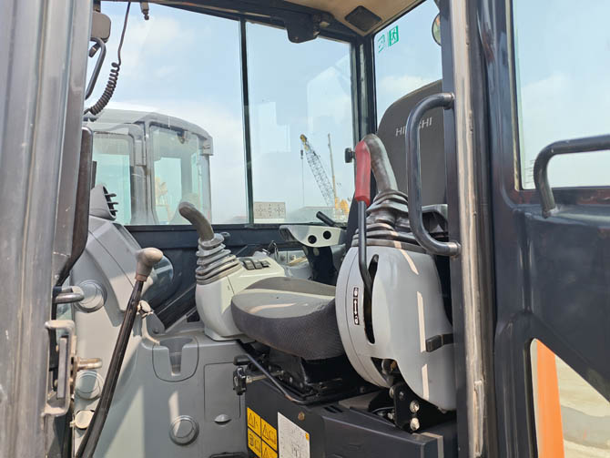 2017 Hitachi ZX55U Hitachi mini excavator in good condition, clean engine, made in Japan