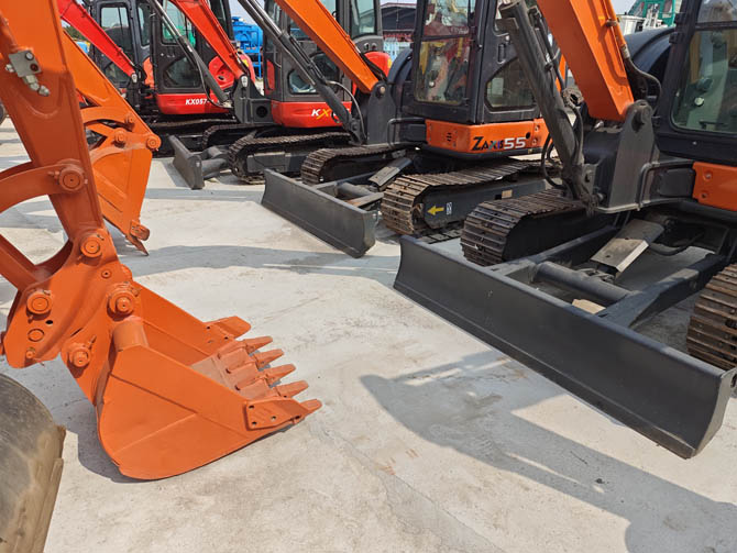 2017 Hitachi ZX55U Hitachi mini excavator in good condition, clean engine, made in Japan