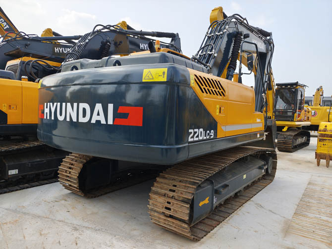 2022 Hyundai 220LC-9 excavator low hours Korea made Cummins engine